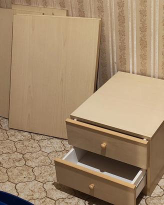 scrivania in legno chiaro con due cassetti 