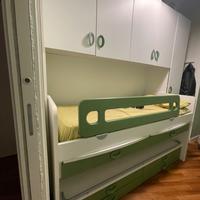Cameretta con doppio letto e scrivanie a scomparsa