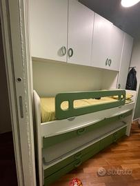 Cameretta con doppio letto e scrivanie a scomparsa