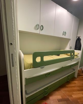 Cameretta con doppio letto e scrivanie a scomparsa