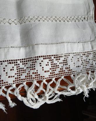 Asciugamani in tela ricamo a mano
