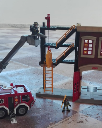 Caserma pompieri fisher price giocattolo