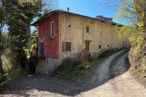 Porzione di cascina con giardino, tunnel e grotta