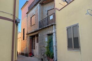 Ampia abitazione semi indipendente con corte