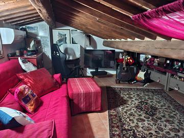 Appartamento con Sottotetto, Terrazzo e Posto Auto