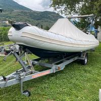 Barca a motore