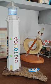 Faro in legno con luci su legno di mare e barca