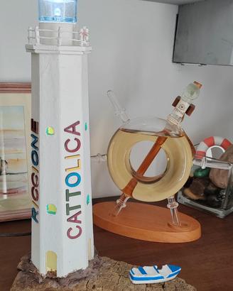 Faro in legno con luci su legno di mare e barca