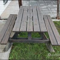 Tavolo con panche in legno