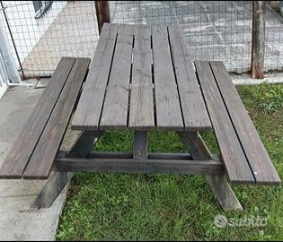 Tavolo con panche in legno