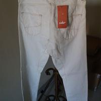 Jeans bianchi con cartellino
