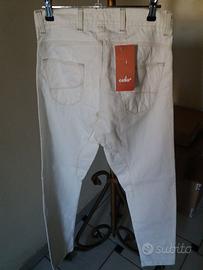 Jeans bianchi con cartellino