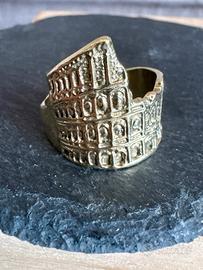 Colosseo anello scolpito in bronzo ottone