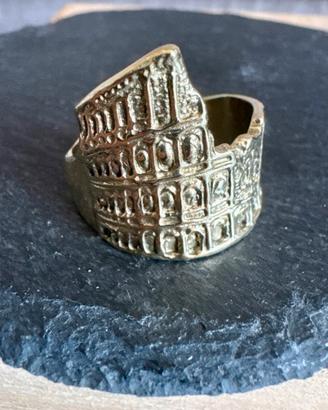 Colosseo anello scolpito in bronzo ottone