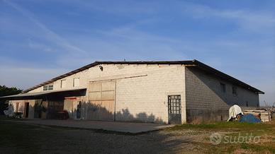 Stalla- ricovero per attrezzature agricole