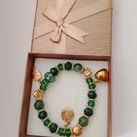 Bracciale verde smeraldo con dettagli dorati 