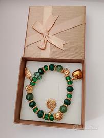 Bracciale verde smeraldo con dettagli dorati 