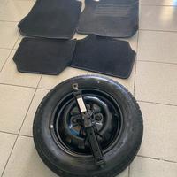 Ruotino di scorta con tappetini e cric auto