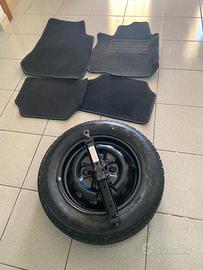 Ruotino di scorta con tappetini e cric auto