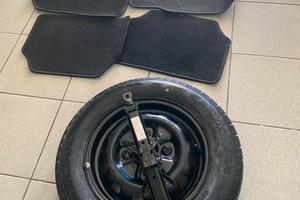 Ruotino di scorta con tappetini e cric auto