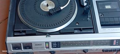 Giradischi con due casse acustiche 