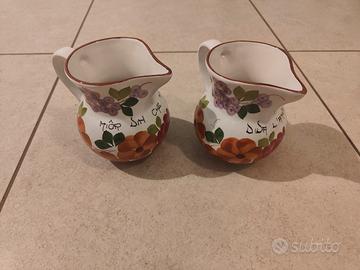 coppia di brocche decorate