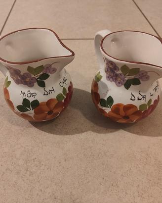 coppia di brocche decorate