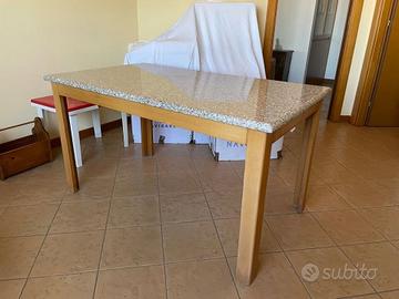Tavolo con piano in granito