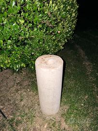 Colonna in pietra con foro /per giardino o fontana
