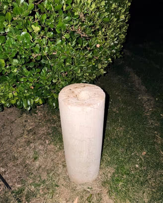 Colonna in pietra con foro /per giardino o fontana