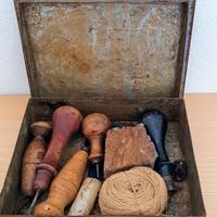 Scatola  metallo con arnesi vintage da ciabattino