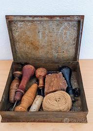 Scatola  metallo con arnesi vintage da ciabattino