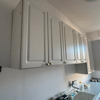 Ampio mobile bianco completo per lavanderia