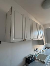 Ampio mobile bianco completo per lavanderia