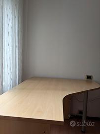 Scrivania fatta su misura ad angolo