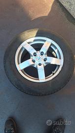 Cerchio in lega con pneum invernale 215/65 R16