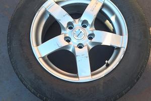 Cerchio in lega con pneum invernale 215/65 R16
