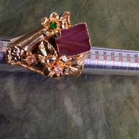 anello granato rosso ottone zirconi verde e rosa