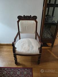Poltroncina antica in legno intagliato