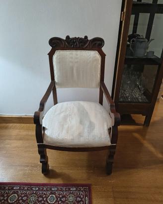 Poltroncina antica in legno intagliato