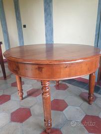 Tavolo tondo antico dell'800 allungabile .