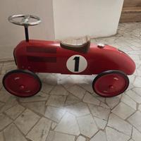 Automobilina rossa in metallo
