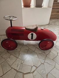 Automobilina rossa in metallo