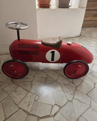 Automobilina rossa in metallo