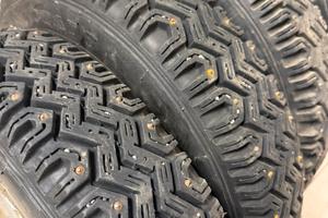 Cerchi con gomme chiodate fiat 500 e 126 epoca