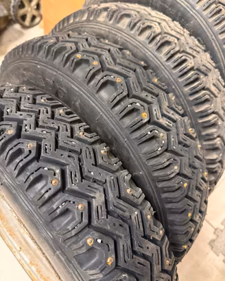 Cerchi con gomme chiodate fiat 500 e 126 epoca