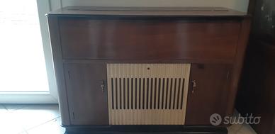 Radio vintage con mobile