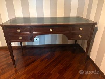 Scrivania in stile vittoriano