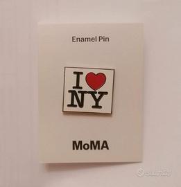 Pin Spilla I Love NY di Milton Glaser. MoMA. 