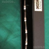 Bracciale con elementi che formano intreccio